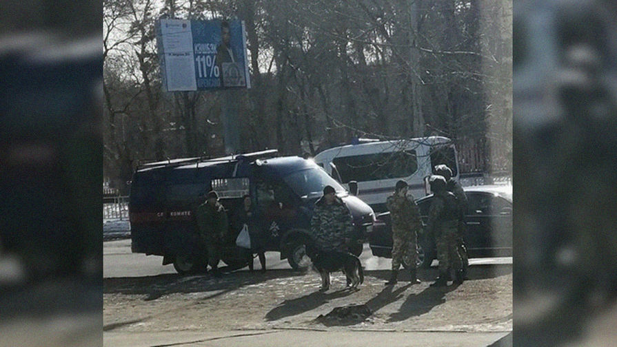 На месте стрельбы в колледже в центре Благовещенска, 14 ноября 2019 года