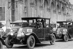Автомобиль такси «Рено» у Большого Кремлевского дворца в Москве, 1925 год