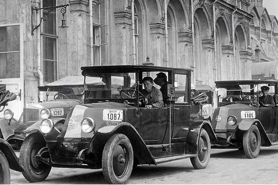 Автомобиль такси &laquo;Рено&raquo; у&nbsp;Большого Кремлевского дворца в&nbsp;Москве, 1925&nbsp;год