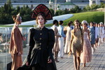 Модели на Парящем мосту во время показа бренда SOLANGEL в рамках Московской недели моды на территории парка «Зарядье», 30 августа 2025 года