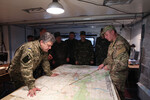 Президент Украины Петр Порошенко (слева) рассматривает карту на военной базе, 20 июня 2014 года