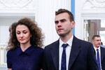 Вратарь сборной России по футболу Игорь Акинфеев с супругой Екатериной перед началом церемонии вручения государственных наград и почетных грамот игрокам и тренерам сборной России по футболу (участникам чемпионата мира по футболу-2018) в Екатерининском зале Кремля, 2018 год