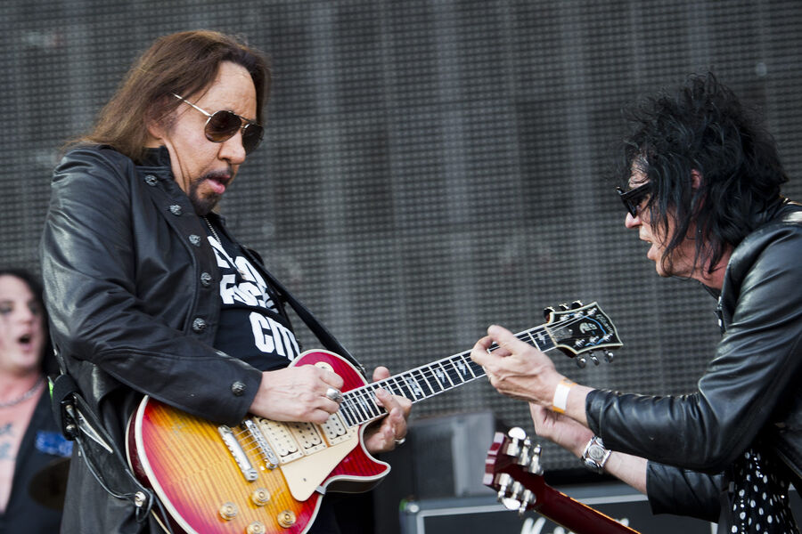 Гитарист группы Kiss Эйс Фрейли (слева) во время выступления на&nbsp;рок-фестивале в&nbsp;Сельвесборге, Швеция, 06&nbsp;июня 2015&nbsp;года