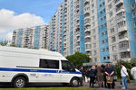 Автомобиль полиции у жилого дома, где сотрудники ФСБ РФ задержали членов террористической группы, 25 мая 2017 года 