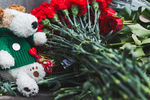 Москвичи несут цветы и мягкие игрушки в память о погибших в ТЦ «Зимняя вишня» к зданию представительства Кемеровской области в Москве, 26 марта 2018 года