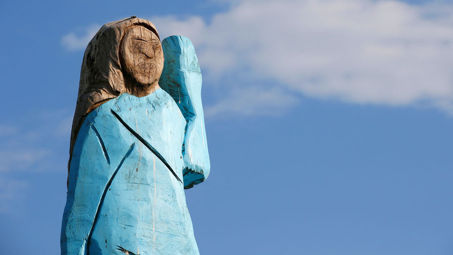 Скульптура Меланьи Трамп на&nbsp;окраине её родного города Севницы, 7 июля 2019 года