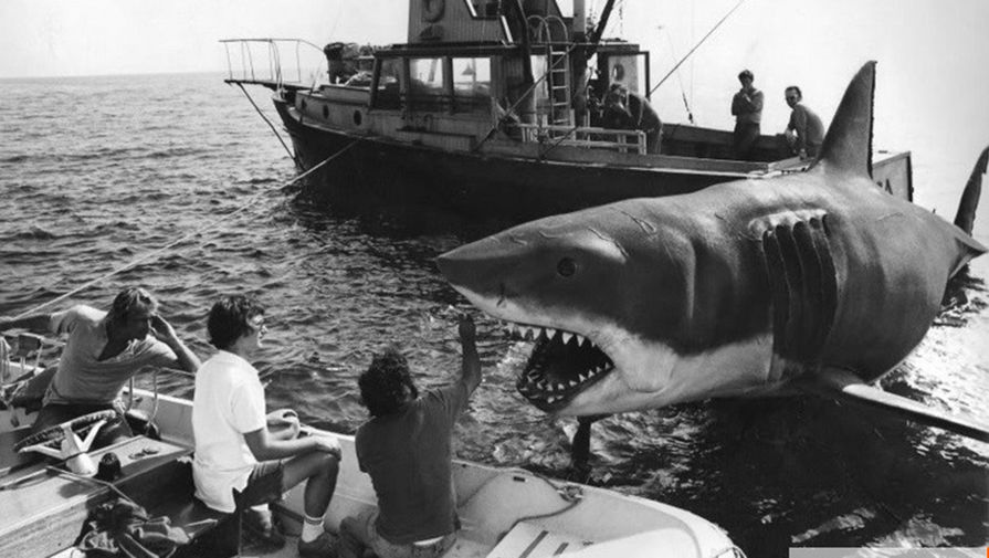 Трудности съемок увеличили бюджет картины почти в&nbsp;три раза, с&nbsp;$2,5 млн до&nbsp;$9 млн, а сам Спилберг был уверен, что в&nbsp;случае провала двери в&nbsp;кино для&nbsp;него навсегда закроются.