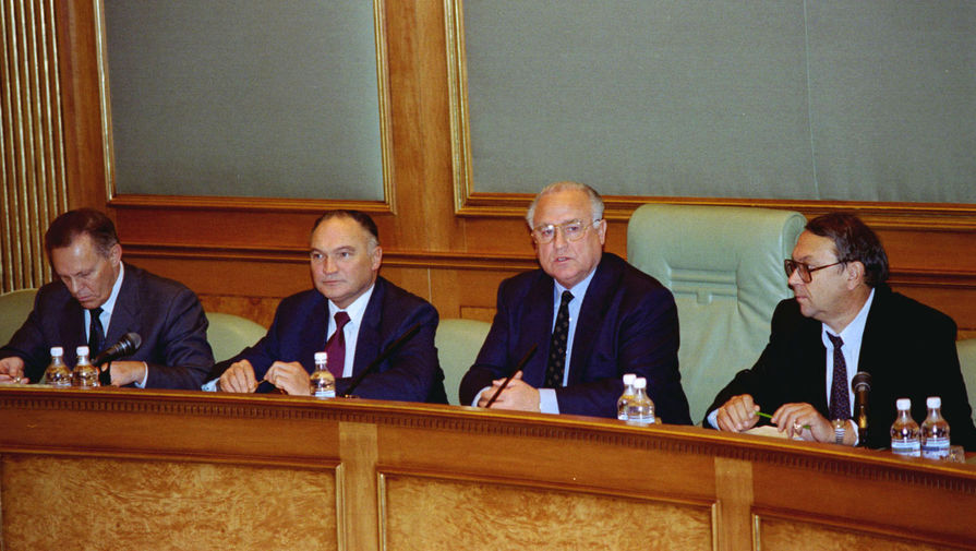 Президент Российской академии наук академик Ю. Осипов, заместитель Председателя правительства РФ В. Булгак, Председатель правительства РФ В. Черномырдин и министр науки и технологий академик В. Фортов во время совещания, 1997 год
