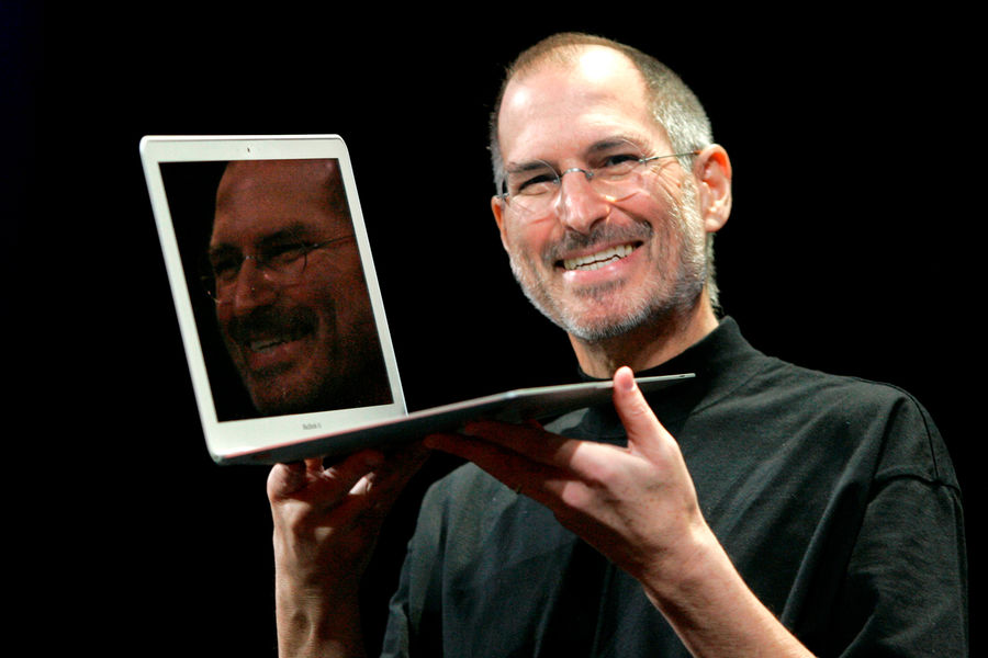 15&nbsp;января 2008&nbsp;года Стив Джобс достал MacBook Air из&nbsp;стандартного конверта для&nbsp;документов. Ноутбук позиционировался как самый тонкий в&nbsp;мире. MacBook Air первого поколения обладали только 13,3-дюймовым экраном. Эксперты хвалили устройство за&nbsp;дизайн, компактность, полноценную клавиатуру с&nbsp;подсветкой, дисплей и трекпад с&nbsp;мультитачем в&nbsp;качестве достоинств ноутбука, но в&nbsp;2008 году критики нашли в&nbsp;гаджете больше недостатков, чем достоинств, выделяя несъемную батарею, лишь один USB-порт, слабую производительность, отсутствие Ethernet-порта и DVD-привода, жесткий диск в&nbsp;базовой конфигурации с&nbsp;незначительной емкостью и цену. Впрочем, это не помешало Apple MacBook Air со временем обрести статус культового ноутбука.
