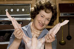 <b>«Джули и Джулия: Готовим счастье по рецепту» (2009)</b>
<br><br>
В биографической комедийной драме Мэрил Стрип сыграла Джулию Чайлд, автора знаменитой кулинарной книги «Уроки французской кулинарии». Картина описывает жизнь Джулии Чайлд в Париже 50-х, проблемы в отношениях с мужем, ее работу над кулинарной школой Le Cordon Bleu и книгой для американских домохозяек.
<br><br>
Параллельно в фильме описывается судьба американки Джули Пауэлл, которая, стремясь раскрасить свои серые будни, берется вести кулинарный блог и приготовить в течение года все 524 блюда по рецептам из книги.
За эту картину Мэрил Стрип в очередной раз номинировали на «Оскар» как лучшую актрису. Награду она не получила, зато была премирована «Золотым глобусом» и BAFTA в той же категории.
