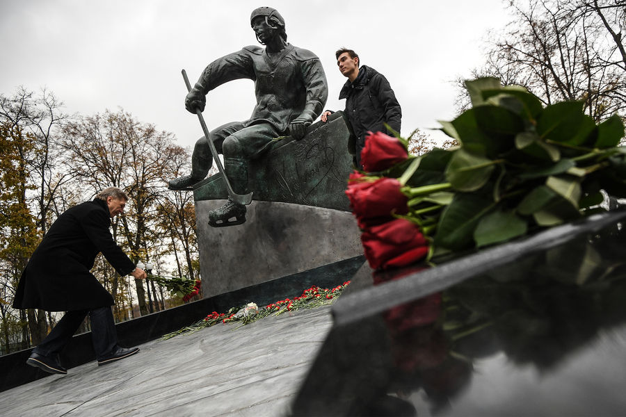 В&nbsp;августе 1981&nbsp;года семья хоккеиста вновь попала в&nbsp;автомобильную аварию, возвращаясь с&nbsp;дачи. Машина, за&nbsp;рулем которой была Ирина Харламова, столкнулась с&nbsp;грузовиком и улетела в&nbsp;кювет. В&nbsp;ДТП погиб сам Харламов, его жена и ее брат.
<br><br>
На&nbsp;фото: Внук хоккеиста Валерия Харламова Валерий (справа) на&nbsp;открытии памятника советскому хоккеисту, двукратному олимпийскому чемпиону Валерию Харламову на&nbsp;территории олимпийского комплекса &laquo;Лужники&raquo; в&nbsp;Москве, 2017&nbsp;год