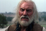 <b>«Король Техаса» (2002)</b>
<br><br>
Джон Лир — богатый владелец ранчо, для которого пришло время разделить будущее наследство между тремя дочерьми. Он ставит условие: получить землю можно лишь доказав любовь к отцу. Одну дочь, не сумевшую это сделать, он выгоняет из дома. Две другие — лишат крова его самого.
Если звучит знакомо, значит, вы узнали сюжет «Короля Лира» Шекспира. И правильно, фильм поставлен по мотивам этой трагедии.