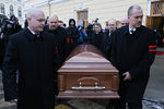 Вынос гроба с телом актрисы театра и кино, народной артистки РСФСР Нины Ургант после церемонии прощания в Александринском театре в Санкт-Петербурге, 8 декабря 2021 года