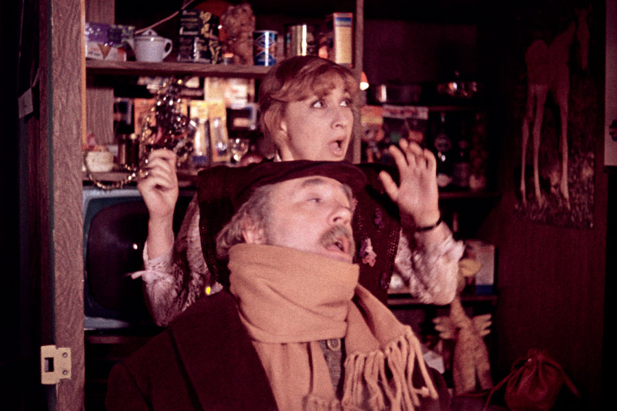 <b>Кадр из&nbsp;фильма &laquo;Ищите женщину&raquo;, реж. Алла Сурикова, 1982&nbsp;год</b><br>
В&nbsp;картине &laquo;Ищите женщину&raquo; Леонид Куравлев встретился на&nbsp;съемочной площадке со своей однокурсницей Софико Чиаурели. Первоначально роль инспектора Грандена должен был исполнить Михаил Ульянов, но съемки совпали с&nbsp;гастролями театра. В&nbsp;связи с&nbsp;чем худсовет выбирал между&nbsp;Куравлевым и Арменом Джигарханяном. После долгих споров кто-то из&nbsp;комиссии сказал: &laquo;Джигарханян как раз не подходит на&nbsp;эту роль, он ведь настоящий супермен и уже на&nbsp;двадцатой минуте сюжета обязан понять, кто убийца, так что берите Куравлева: он все две серии будет думать-гадать&raquo;. И выбор был сделан.