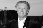 <b>Сергей Колесников (4 января 1955 — 29 апреля 2023)</b> — советский и российский актер театра и кино, телеведущий, заслуженный артист Российской Федерации. Популярность он обрел благодаря ролям в сериалах «Петербургские тайны» и «Дальнобойщики», а также — в фильмах «Крепкий орешек: Хороший день чтобы умереть» и «Черное море». Последняя кинороль Колесникова — монах Дионисий в историческом фэнтези «Сердце Пармы». Сергей Колесников был «голосом» (организация включена Минюстом в список иноагентов) Джеймса Бонда. Он озвучивал агента 007 в фильмах 1960-х годов, где его играл Шон Коннери, а также в картинах 1970-х и 1980-х с Роджером Муром. С 2006 по 2012 год Колесников также вел телепередачу «Фазенда» на Первом канале.
