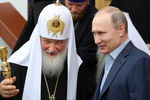 Патриарх Московский и всея Руси Кирилл и президент России Владимир Путин во время посещения Спасо-Преображенского Валаамского ставропигиального монастыря, 11 июля 2017 года
