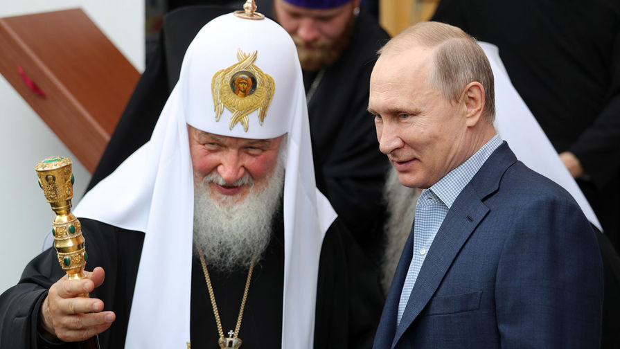 Патриарх Московский и всея Руси Кирилл и президент России Владимир Путин во время посещения Спасо-Преображенского Валаамского ставропигиального монастыря, 11&nbsp;июля 2017&nbsp;года