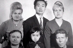 Виктор Цой родился 21 июня 1962 года в Ленинграде в семье инженера и преподавателя физкультуры. Когда ему было девять лет, родители развелись. А через год они вновь поженились.
<br><br>
<b>На фото:</b>Мать Валентина Цой (во втором ряду слева), отец Роберт Цой (во втором ряду в центре) и Виктор Цой (в первом ряду в центре)