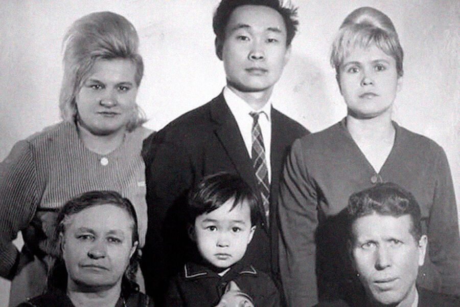 Виктор Цой родился 21&nbsp;июня 1962&nbsp;года в&nbsp;Ленинграде в&nbsp;семье инженера и преподавателя физкультуры. Когда ему было девять лет, родители развелись. А через&nbsp;год они вновь поженились.
<br><br>
<b>На фото:</b>Мать Валентина Цой (во втором ряду слева), отец Роберт Цой (во втором ряду в&nbsp;центре) и Виктор Цой (в первом ряду в&nbsp;центре)