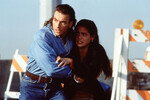 <b>“Трудная мишень” (1993)</b>
<br><br>
В криминальном боевике режиссера Джона Ву Ван Дамм сыграл бывшего морского пехотинца Ченса Будро, который помогает девушке Наташе (Янси Батлер) найти пропавшего отца. Расследование приводит их к банде, устраивающей охоту на бездомных ради развлечения богатых клиентов. Фильм стал дебютом Джона Ву в Голливуде, поэтому Ван Дамм принимал активное участие в постановке сцен и финальном монтаже, помогая адаптировать фирменный стиль режиссера к вкусам американской аудитории.
