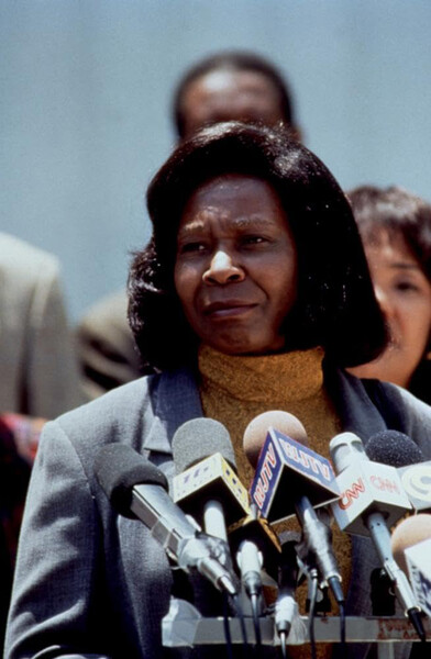 <b>«Призраки Миссисипи» (1996)</b>
<br><br>
В&nbsp;биографической драме Роба Райнера Вупи Голдберг сыграла Мирли Эверс — вдову гражданского активиста Медгара Эверса, убитого в&nbsp;1963 году белым расистом Байроном Де Ла Беквитом. Несмотря на&nbsp;то, что убийца был известен, его так и не смогли осудить, поскольку жюри присяжных не пришло к&nbsp;согласию по&nbsp;поводу его вины.
<br><br>
Мирли Эверс не оставляла надежду привлечь к&nbsp;ответственности убийцу своего мужа. Фильм рассказывает, как ей удается добиться справедливости в&nbsp;суде.
