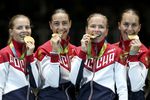 Российские саблистки с медалями после победы в командном турнире (слева направо): Екатерина Дьяченко, Яна Егорян, Юлия Гаврилова и Софья Великая 