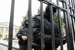 Сотрудники правоохранительных органов во время обысков в Международном центре Рерихов в Москве, 7 марта 2017 года
