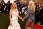 Актриса Кейт Хадсон и певица Леди Гага Met Gala, 2016 год