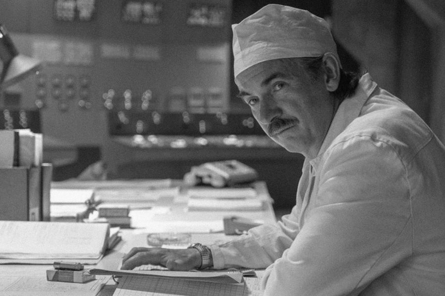 <b>Пол Риттер (20 декабря 1966 &ndash; 5&nbsp;апреля 2021).</b> Британский актер театра, кино и телевидения. Наибольшую известность ему принесла роль Элдреда Уорпла в&nbsp;шестой части саги о&nbsp;Гарри Поттере (2009). В&nbsp;2019 году на&nbsp;телеканале HBO вышли два сериала с&nbsp;участием актера: «Чернобыль», в&nbsp;котором Риттер исполняет роль Анатолия Дятлова, и «Екатерина Великая», где ему досталась роль полководца Александра Суворова 