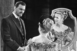 Актриса Марина Влади в роли Лики Мизиновой и актер Юрий Васильевич Яковлев в роли Потапенко на съемках художественного фильма режиссера Сергея Иосифовича Юткевича «Сюжет для небольшого рассказа», 1968 год