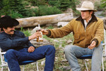 <b>«Горбатая гора», 2005</b>
<br><br>
Выход фильма режиссера Энга Ли «Горбатая гора», где Леджер сыграл ковбоя-гея, вызвал большой резонанс. Несмотря на неоднозначную реакцию общественности, эта работа получила «Золотого льва» на Венецианском кинофестивале, а также была удостоена «Оскара» в номинациях «Лучший режиссер», «Лучший адаптированный сценарий» и «Лучший саундтрек».
