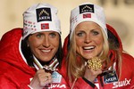 Норвежки Марит Бьорген и победительница Тереза Йохауг