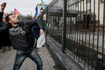 Участники митинга за освобождение украинской летчицы Надежды Савченко закидывают яйцами посольство России в Киеве