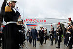 Президент России Владимир Путин во время церемонии встречи в аэропорту имени Шарля де Голля, 9 декабря 2019 года