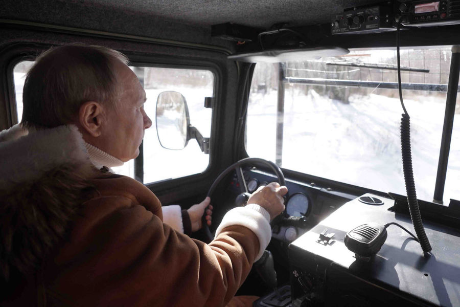 Президент РФ Владимир Путин управляет вездеходом во время прогулки в&nbsp;тайге, 21&nbsp;марта 2021&nbsp;года