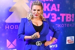 Анна Семенович перед началом концерта «Танцы! Елка! Муз-ТВ!» на сцене Adrenaline Stadium в Москве, 2021 год