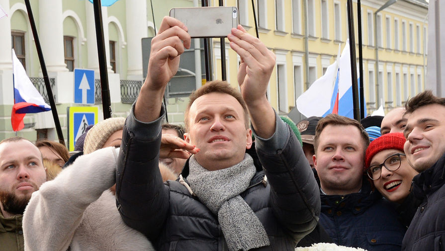 Политик Алексей Навальный (включен в список террористов и экстремистов) делает селфи с участниками «Марша памяти Бориса Немцова»