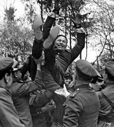 Бойцы качают командарма А.П. Белобородова после награждения его 2 Золотой звездой
Героя Советского Союза. Германия, г. Кенигсберг, апрель 1945 г.