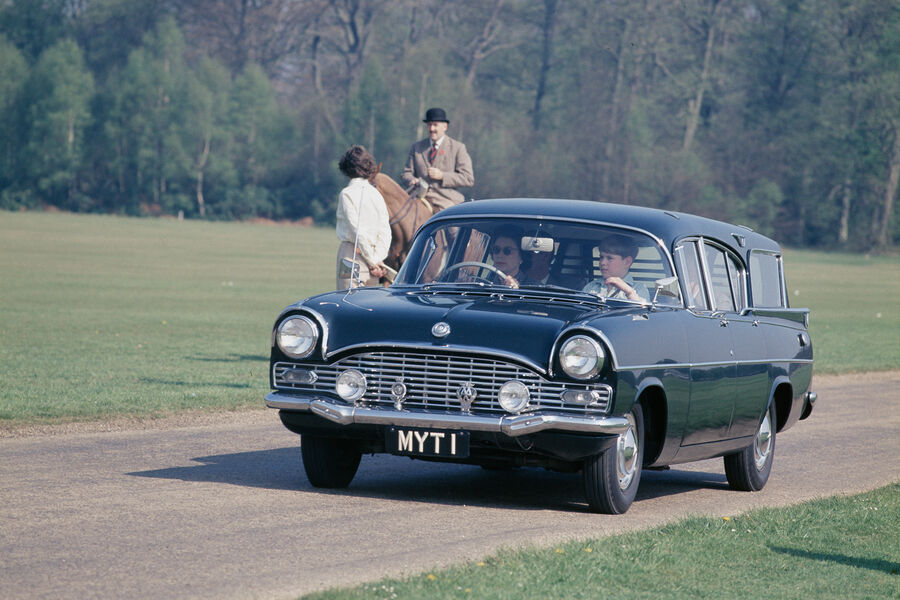 Королева Елизавета II за&nbsp;рулем автомобиля Vauxhall Cresta, 1968&nbsp;год