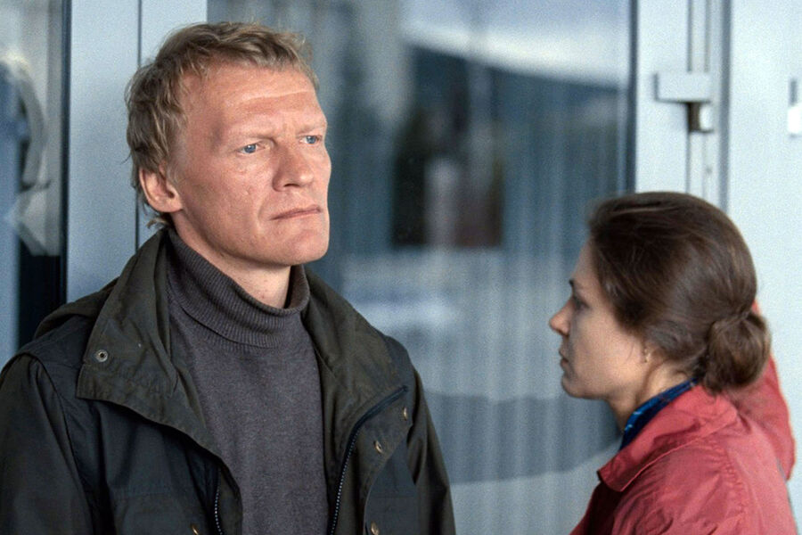 <b>«Левиафан» (2014)</b><br>
Еще один громкий социальный фильм с&nbsp;Серебряковым &mdash; «Левиафан» Андрея Звягинцева. В&nbsp;центре сюжета &mdash; автослесарь Николай Сергеев (Серебряков), который живет в&nbsp;северном морском городке со второй женой Лилей (Елена Лядова) и сыном от первого брака. Нечистый на&nbsp;руку мэр (Роман Мадянов) пытается забрать его дом и землю. На&nbsp;помощь Сергееву приходит армейский друг &mdash; столичный адвокат Дмитрий (Владимир Вдовиченков), чей визит только усложняет его жизнь. В&nbsp;2015 году «Левиафан» стал первым фильмом в&nbsp;истории постсоветской России, удостоенным премии «Золотой глобус» в&nbsp;категории «Лучший фильм на&nbsp;иностранном языке». Кроме того, он был номинирован на&nbsp;«Оскар» в&nbsp;такой же категории. В&nbsp;2019-м американский кинокритик Тодд МакКарти включил «Левиафана» в&nbsp;список лучших картин десятилетия.<br>
На&nbsp;фото: Алексей Серебряков и Елена Лядова в&nbsp;сцене из&nbsp;фильма «Левиафан»