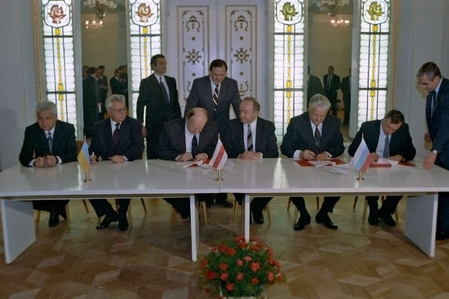 Президент Украины Леонид Кравчук (второй слева), председатель Верховного Совета Республики Беларусь Станислав Шушкевич (третий слева) и президент Российской Федерации Борис Ельцин (второй справа) во время церемонии подписания Соглашения о&nbsp;ликвидации СССР и создании Содружества Независимых Государств, 1991&nbsp;год