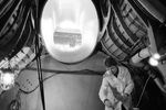 1985 год. Специалистка Куйбышевского авиационного завода ведет монтаж хвостовой части фюзеляжа и турбины двигателя самолета Ту-154