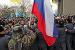 Участники митинга у здания Верховного совета Крыма в Симферополе