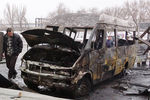 Сгоревший автобус на&nbsp;автостанции, где в&nbsp;результате попадания снаряда погибли люди