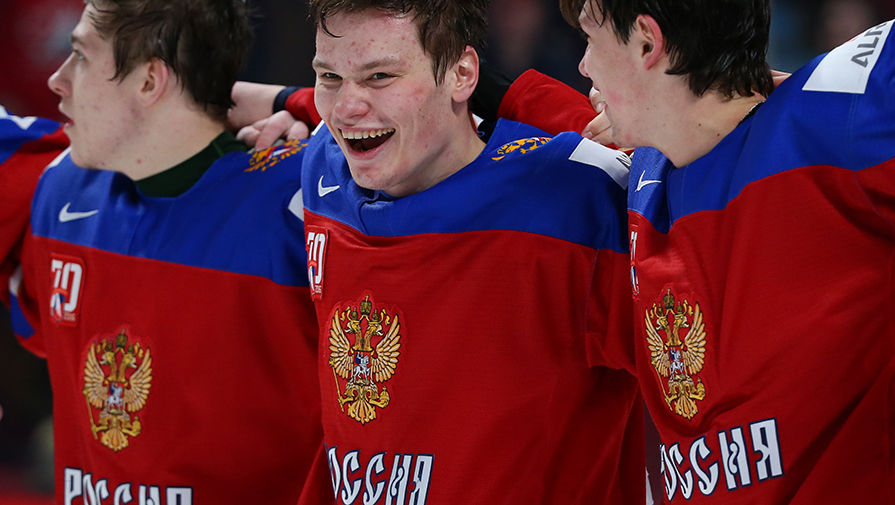 Игрок сборной России Михаил Сергачёв (в центре) на церемонии награждения после окончания матча за 3-е место молодёжного чемпионата мира по хоккею между сборными командами России и Швеции