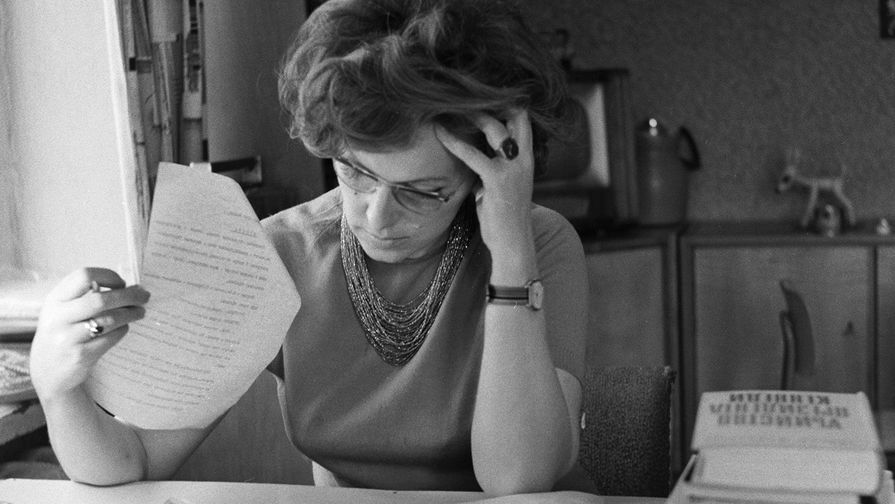 Валентина Леонтьева готовится к очередной передаче, 1969 год