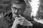 Кинорежиссер Марлен Хуциев во время прогулки в парке, 1965 год
