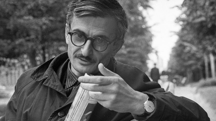 Кинорежиссер Марлен Хуциев во время прогулки в парке, 1965 год