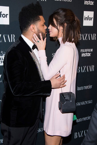 The Weeknd и певица Селена Гомес на вечеринке Harper's BAZAAR, 2017 год