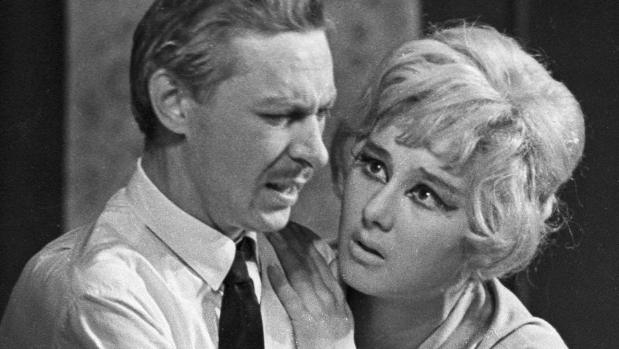Олег Ефремов и Татьяна Лаврова в спектакле по пьесе Э. Хемингуэя «Пятая колонна», 1962 год